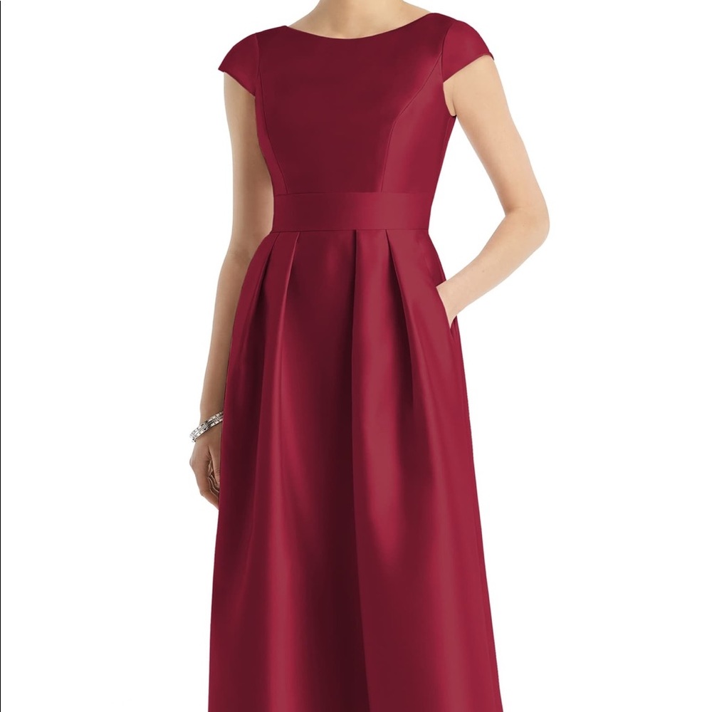 Cap Sleeve Gown
ALFRED SUNG
Original Price
$231.00